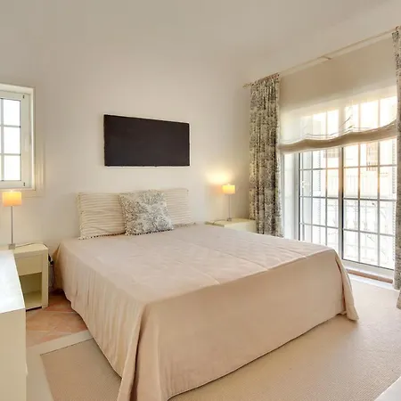 Villa Sleeps 10 With Pool Air Con And Wifi