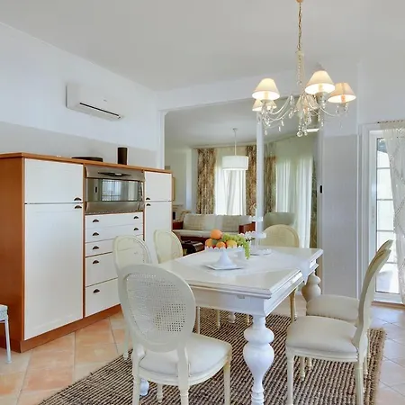 Sleeps 10 With Pool Air Con And Wifi فيلة